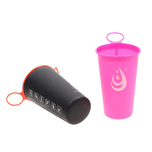 Gobelet d'eau pliable portable 200 ml avec logo personnalisé, couleur noir et rouge, pour courses, trail running, gobelet souple en TPU - Product Image 3