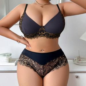 Ensemble de lingerie grande taille avec dentelle, soutien-gorge sans armatures et culotte en dentelle florale - Product Image 1