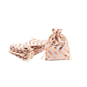 Pochette en coton recyclable avec cordon de serrage et estampage doré pour cosmétiques, bougies et artisanat - Product Image 1
