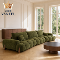 Ensemble de meubles de salon de villa moderne, canapé rembourré vert sur mesure, fauteuils et table basse