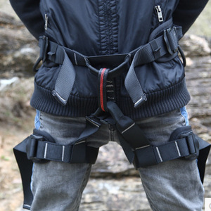 Arnés de escalada de medio cuerpo con protección para cintura y piernas, cinturón de seguridad cómodo y grueso para escalada en roca y rápel - Product Image 1