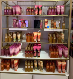 ชุดน้ำหอมวิคตอเรียสำหรับผู้หญิง VS โลชั่นทาผิวและสเปรย์น้ำหอม กลิ่นหอมติดทนนาน ครีมบำรุงผิวกาย ชุดของขวัญ น้ำหอมระงับกลิ่นกายสำหรับผู้หญิง - Product Image 2