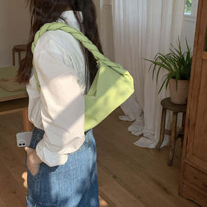 กระเป๋าถือหนัง PU คุณภาพสูง ดีไซน์ปี 2026 พร้อมหูหิ้วแบบเกลียว สายโซ่สะพายไหล่สำหรับผู้หญิง - Product Image 2