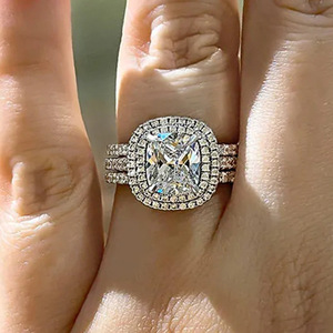 Anello di Fidanzamento da Donna T0624 con Diamante Taglio Radiant, Stile Classico con Design Halo - Product Image 1