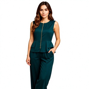 Ensemble pantalon 2 pièces élégant et moderne, sans manches, vert sarcelle, avec fermeture éclair dorée, taille peplum, jambes larges, en matériaux recyclés, polyester à séchage rapide - Product Image 1