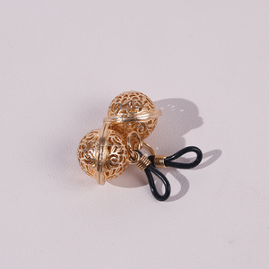 Morsetti per capezzoli in acciaio inossidabile e pelle PU con campana, pressione regolabile e catena per giochi sensoriali BDSM sexy - Product Image 5