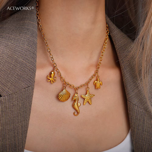 Tesoros del Océano |   Dijes de Acero Inoxidable con Baño de Oro PVD de 18K con Diseño de Vida Marina |   Colgantes Marinos Duraderos, Impermeables e Hipoalergénicos - Product Image 4