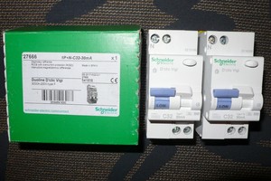 Disjoncteur différentiel multipolaire 9 DPN Vigi RCBO 27666 pour applications électriques industrielles - Product Image 1