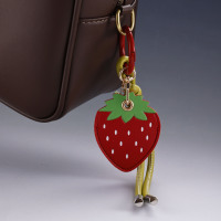 Nouveau porte-clés breloque de sac en cuir, pendentif fraise, cerise perlée, corde faite main, mignon