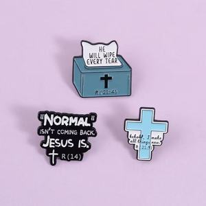 Pin de esmalte con cita bíblica cristiana de Jesús: Él limpiará cada lágrima, broche para solapa, venta al por mayor - Product Image 1