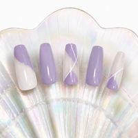 Faux ongles longs en amande à presser, base nude, violet lavande, blocs de couleur géométriques, ligne blanche, brillants