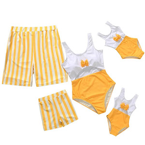 Famiglia abbinata costumi da bagno stampati floreali abiti accoglienti per il tempo di qualità in spiaggia o in piscina - Product Image 1