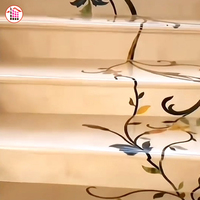 Escalier personnalisé pour hôtel de luxe, escalier en marbre crème, escalier en marbre découpé au jet d'eau, motif floral