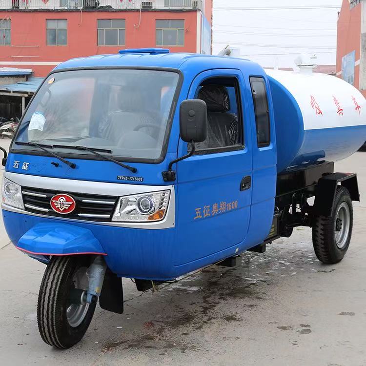 Лидер продаж, трехколесный сельскохозяйственный грузовик для всасывания сточных вод, высококачественный и прочный трехколесный грузовик для всасывания сточных вод