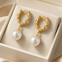 Anting-anting gelang emas lapis 18K FUAMAY yang anggun dan elegan, terbuat dari kuningan ramah lingkungan dengan desain mutiara terpilin, klasik untuk pemakaian sehari-hari dan hadiah.