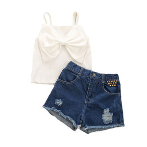 Vêtements de boutique pour enfants en gros : Ensembles deux pièces pour petites filles, comprenant un haut blanc à bretelles avec grand nœud et un short en jean - Product Image 1