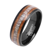 Bague martelée pour homme de 8 mm de Cheng Jewelers, en tungstène plaqué noir, avec incrustation de corne de cerf et de cordes de guitare dorées, pour fiançailles