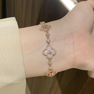 กำไลข้อมือประดับเพชรฝังแบบหรูหรา ดีไซน์ใบโคลเวอร์สี่แฉกแบบเลื่อนได้ แบรนด์ดัง กำไลข้อมือและกำไล - Product Image 4