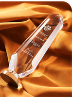 Ensemble de trophées en cristal coloré tendance |   Conception géométrique personnalisée pour les récompenses des réunions annuelles d'entreprise et les cadeaux de reconnaissance du personnel