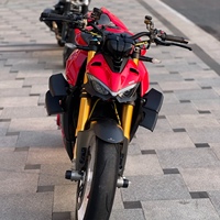 Ducati Street Fighter V4S, moteur V quatre temps refroidi par eau, 1103 cm³, démarrage électrique, avec pot d'échappement spécifique pour la piste, essence.