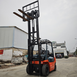 Chariot élévateur Toyota de 3 tonnes en bon état, en très bon état, vous pouvez être assuré d'acheter, nous vous envoyons un filtre à huile - Product Image 4