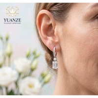 OEM ODM Boucles d'oreilles de mariage pendantes en argent sterling plaqué or blanc 18 carats avec moissanite taille émeraude, pavées, type Huggie