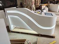 Comptoir d'accueil avec écran LED et armoire de rangement fermée pour clinique, institut de beauté, entreprise en démarrage ou bureau d'accueil