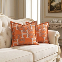Housse de coussin décorative 50x50cm en chenille de luxe avec monogramme H et motif chaîne, accent orange élégant pour canapé, lit et décoration de salon