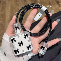 Coque de protection PC tendance motif vague 3D perle noire avec nœud papillon pour câble de charge iPhone 20W – Offre Spéciale