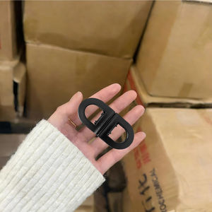 Élégantes pinces à cheveux magnétiques LM Modèle LM25538 pour femmes Maintien sécurisé Pratiques épingles à cheveux en plastique pour un usage quotidien sans effort - Product Image 1