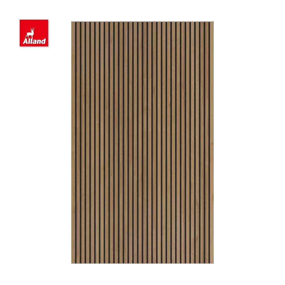 Porte cannelée en bois massif