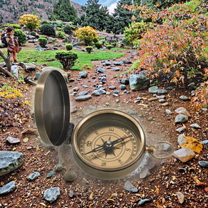 Boussole de poche nautique personnalisée en laiton antique, cadeau pour le camping et la randonnée, étanche, durable, avec cadran doré et aiguille - Product Image 3