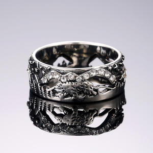 Anello F552 a Forma di Orso in Argento con Incastonatura Pavé, Stile Rustico, Regalo Unisex, Anelli alla Moda - Product Image 3