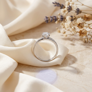 Bague de fiançailles classique pour femme en argent 925 avec moissanite taille brillant rond, sertie à griffes et pavée de pierres d'appoint - Product Image 2