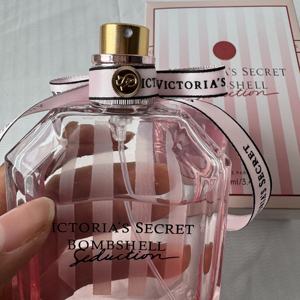 น้ำหอมแท้ขายส่ง ขนาด 100 มล. บอดี้มิสต์ สเปรย์ฉีดพ่น กลิ่นหอมติดทนนาน กลิ่นดอกไม้ น้ำหอมวิคตอเรีย ซีเคร็ท สำหรับผู้หญิง - Product Image 6