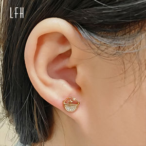 Boucles d'oreilles clous minimalistes en forme d'étoile délicate en diamant, design tendance, or jaune 18 carats pur, fabricant de bijoux fins - Product Image 6