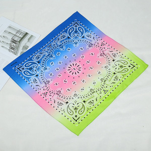 Lote a granel <span class=keywords><strong>bandanas</strong></span> de algodón al por mayor opciones de color sólido o patrón bufanda cuadrada grande logotipo bordado personalizado estilo hip hop - Product Image 2