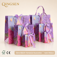 Sacs cadeaux en papier floral peint à l'huile violet sur mesure de luxe avec poignées en ruban de satin, plusieurs tailles pour la vente au détail en boutique