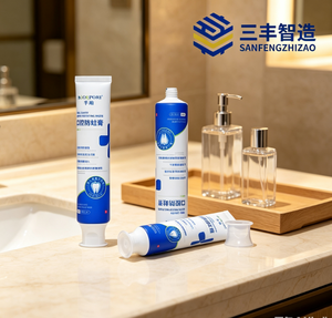 Tube de dentifrice en plastique bleu avec bouchon à clapet et étiquetage pour soins personnels - Product Image 3