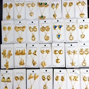 סט תכשיטים תואם מפלדת אל-חלד בסיטונאות, היפואלרגני ועמיד בפני דהייה, שרשרת ועגילי סטאד מצופים זהב 18 קראט לנשים - Product Image 1