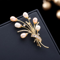 Vente en gros de broches de sécurité personnalisées pour femmes, broche de luxe élégante en perle d'eau douce, broche de ballon de Confession