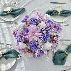 Arreglo de Rosas Artificiales Romántico en Gris, Morado y Blanco, Centro de Mesa Hecho a Mano para Cumpleaños, Centro de Mesa para Bodas - Product Image 5