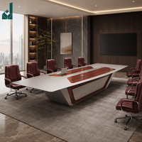 Table de réunion de direction en bois de placage et argent satiné avec bordure en aile d'ange, base conique et gestion des câbles pour bureau d'entreprise
