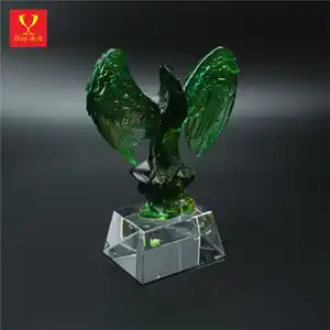 Fabricante personalizado Animal troféu lembrança estátua vidro águia verde cabeça cristal troféu