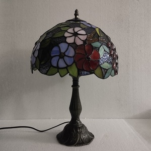 Lampe de table Tiffany artisanale de 12 pouces en verre teinté antique, luminaire suspendu spécial pour salon, café, ou comme lustre fruité - Product Image 3