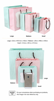 Sacs fourre-tout élégants classiques en papier cartonné blanc rayé avec poignées à cordon, impression offset, biodégradables et recyclables pour boutiques