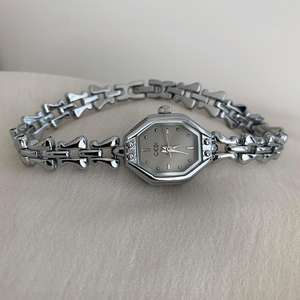 Montre pour femme tendance et polyvalente, design à épines gris argenté, vente <span class=keywords><strong>en</strong></span> <span class=keywords><strong>direct</strong></span> - Product Image 4