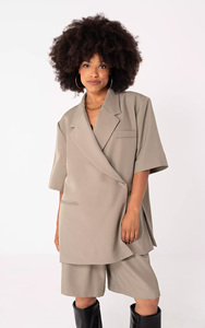 <span class=keywords><strong>Blazer</strong></span> Oversize Beige da Donna Personalizzato OEM - Giacca a Maniche Corte con Chiusura a Bottoni per un Look Chic e Senza Sforzo - Product Image 4