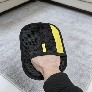 ถุงมือกำจัดขนสัตว์เลี้ยงยี่ห้อ Yi Shi สีเหลือง รุ่นหนาพิเศษ ขนาดใหญ่ ผลิตจากโพลีเอสเตอร์กำมะหยี่ สำหรับสุนัขพันธุ์เล็ก - Product Image 2