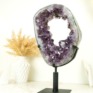 เทรนด์แฟชั่นท้องถิ่น มงกุฎอเมทิสต์ทรงสวยหรู พร้อมแผ่นจีโอดประดับด้วยดรูซี่สีม่วงขนาดใหญ่ แกะสลักลวดลายสวยงามบนฐานหมุนได้ - Product Image 3